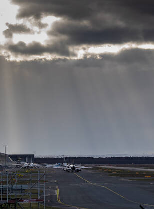 Deutschland - Frankfurt am Main - 12.03.2020 Wegen Coronavirus bleiben in Frankfurt die Passagiere weg - Lufthansa parkt ein Teil der Flugzeugflotte am Frankfurter Flughafen - wo gerade das Terminal 3 gebaut wird - Tourismusbranche steht gerade schlecht da Wirtschaft Wegen Coronavirus bleiben in Frankfurt die Passagiere weg