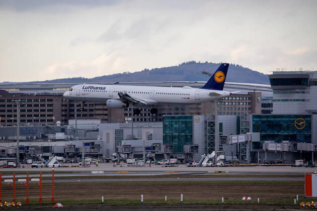 Deutschland - Frankfurt am Main - 12.03.2020 Wegen Coronavirus bleiben in Frankfurt die Passagiere weg - der Lufthansa Airbus A321-100 im Anflug Wirtschaft Wegen Coronavirus bleiben in Frankfurt die Passagiere weg