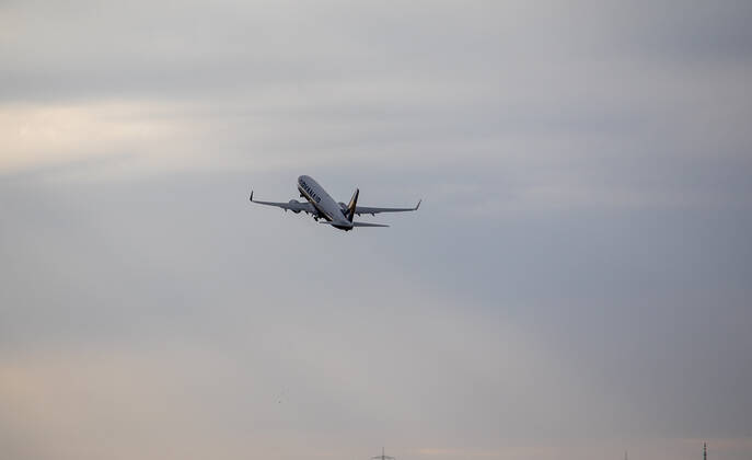 Deutschland - Frankfurt am Main - 12.03.2020 Wegen Coronavirus bleiben in Frankfurt die Passagiere weg - Ryanair hebt ab Wirtschaft Wegen Coronavirus bleiben in Frankfurt die Passagiere weg
