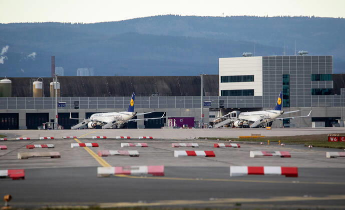 Deutschland - Frankfurt am Main - 12.03.2020 Wegen Coronavirus bleiben in Frankfurt die Passagiere weg - auf dem Vorfeld parken die Lufthansa Maschine Wirtschaft Wegen Coronavirus bleiben in Frankfurt die Passagiere weg