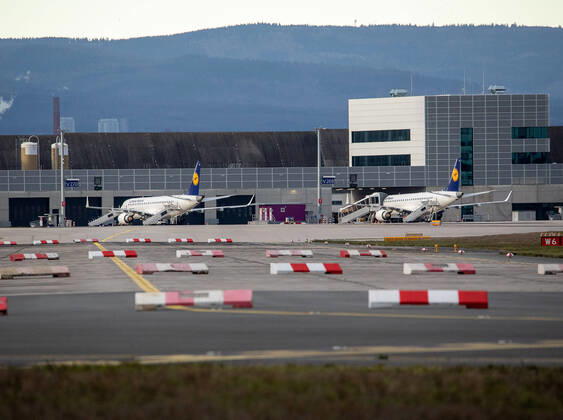 Deutschland - Frankfurt am Main - 12.03.2020 Wegen Coronavirus bleiben in Frankfurt die Passagiere weg - auf dem Vorfeld parken die Lufthansa Maschine Wirtschaft Wegen Coronavirus bleiben in Frankfurt die Passagiere weg