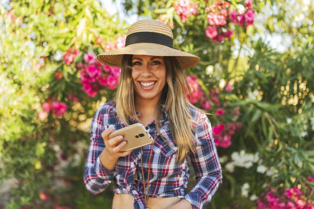Creative Highlights Symbolfotos portrait of young woman with telephone in her hand dressed in checkere Seville, AL, Spain ,model released, Symbolfoto CR_FAGU200128-291721-01