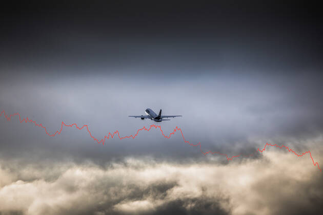 Deutschland - Frankfurt am Main - 12.03.2020 Wegen Coronavirus bleiben in Frankfurt die Passagiere weg - Dunklen Zeiten für die Fraport und Lufthansa - Flugzeug fliegt in die Wolkendecke - mit dem Kurzverlauf der Lufthansa Aktie - Symbolfoto Wirtschaft Wegen Coronavirus bleiben in Frankfurt die Passagiere weg