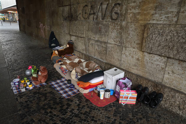 Obdachlosigkeit - aufgeräumter Schlafplatz mit Teddybären eines Obdachlosen unter einer Brücke - GER, Germany, Deutschland, Berlin, 04.03.2020 - Berlin (Charlottenburg-Wilmersdorf): Obdachlosigkeit und Armut in der Hauptstadt. Immer mehr Menschen leben in Berlin ohne festen Wohnsitz auf der Straße. Sie schlagen oft ihre Nachtlager am Straßenrand auf.