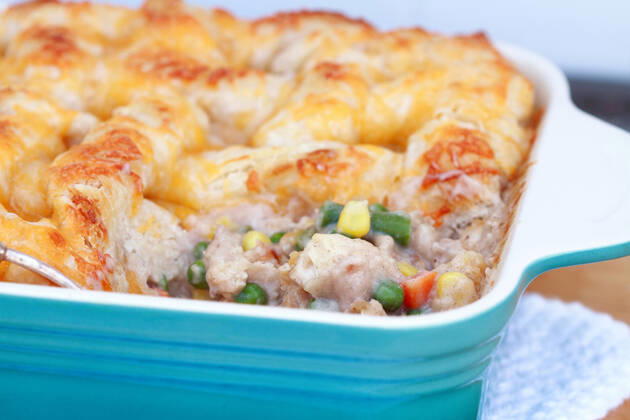 IMAGO Creative, Food, Pot Pie Chicken Pot Pie Chicken pot pie with ingredients showing. Shallow DOF.  Copyright: xStephanieFreyx 925856