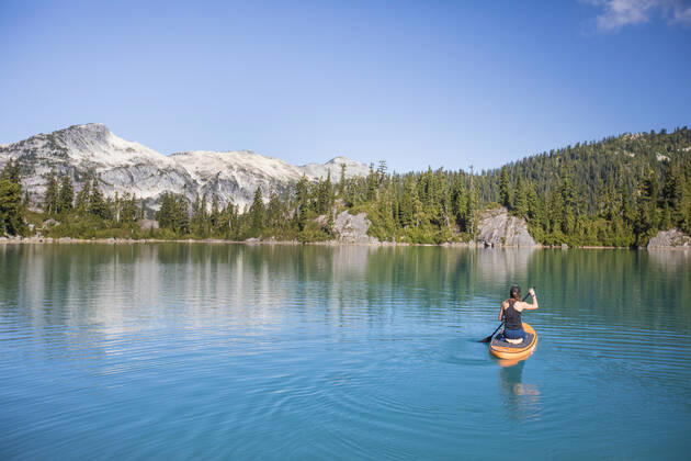 IMAGO Creative: Sommer, In den Bergen Attractive woman paddles Stand up paddle board on blue lake. Vancouver, BC, Canada ,model released, Symbolfoto CR_JDIP200213-303792-01