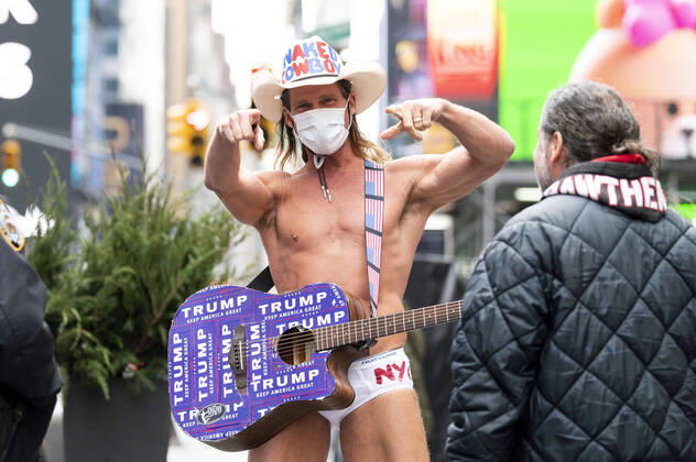 Bilder des Jahres 2020, Entertainment 03 März Entertainment Themen der Woche KW12 March 17, 2020, New York, NY, U.S: March 17, 2020 - New York, NY, United States: The NAKED COWBOY performing and wearing a face mask in Times Square in New York City. New York U.S. - ZUMAb161 20200317_zap_b161_022 Copyright: xMichaelxBrochsteinx