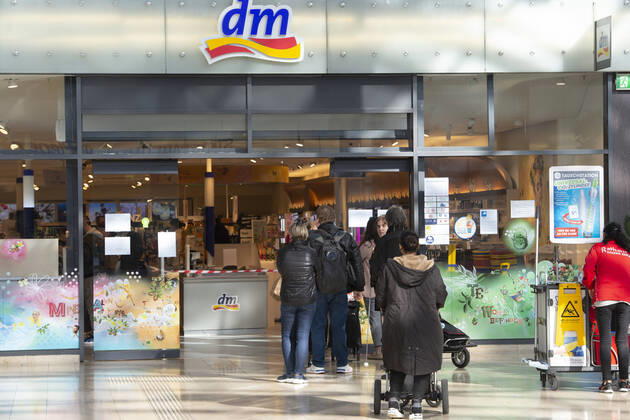 Eine Warteschlange vor einem Drogeriemarkt dm in Essen, die Kunden werden nur in kleinen Gruppen in die Filiale gelassen, Rathaus-Galerie Essen,17.03.2020.