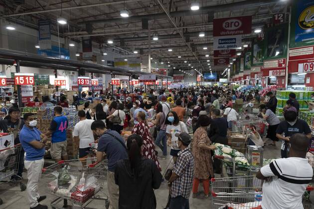Bilder des Jahres 2020, News 03 März News Bilder des Tages March 21, 2020, Bangkok, Bangkok, Thailand: After the Thai government s announcement of a partial shutdown in Bangkok which would close all businesses except supermarkets, pharmacies, and take-out restaurants shoppers filled supermarkets throughout the city to stock up on food and supplies in anticipation of a rumored complete lockdown of the city in the coming week. The number of confirmed cases of Covid-19 jumped to 411 from 322 overnight, the largest daily increase seen in the country since the start of the outbreak. Bangkok Thailand - ZUMAt128 20200321_zap_t128_018 Copyright: xAdryelxTalamantesx
