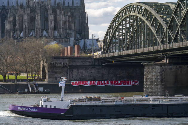 Bilder des Jahres 2020, News 03 März Auswirkungen der Coronavirus Krise, Danke-Banner am Rheinufer, Hohenzollern Brücke, Köln, Deutschland, Corona Krise