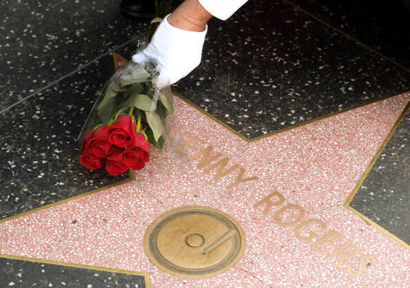 Bilder des Jahres 2020, Entertainment 03 März Entertainment Themen der Woche KW12 March 21, 2020, Hollywood, California, USA: GREGG DONOVAN wearing white gloves, places a bouquet of beautiful red roses at the star of Kenny Rogers on the Hollywood Walk of Fame, Saturday. The longtime singing legend and acting star died late Friday at the age of 81. Hollywood USA - ZUMAc68_ 20200321_zaf_c68_003 Copyright: xRingoxChiux