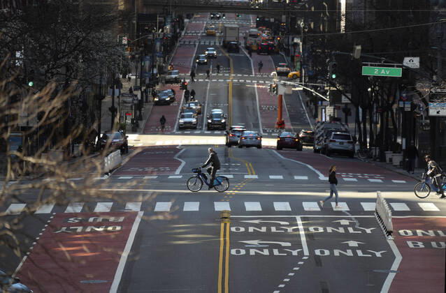 Bilder des Jahres 2020, News 03 März News Bilder des Tages (200322) -- NEW YORK, March 22, 2020 -- A few vehicles are seen on the 42nd street in New York, the United States, March 21, 2020. Governor of the U.S. state of New York Andrew Cuomo said on Saturday that a total of 10,356 people in the state had tested positive for novel coronavirus, jumping 3,254 compared with the previous day. On Friday, Cuomo announced that a mandate, which requires people working in non-essential businesses to stay at home, will take effect Sunday night. ) U.S.-NEW YORK-COVID-19-MANDATE WangxYing 