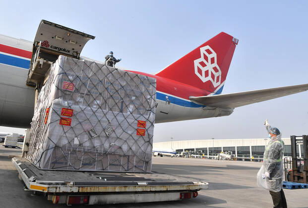 Bilder des Jahres 2020, News 03 März News Bilder des Tages (200322) -- ZHENGZHOU, March 22, 2020 -- Staff load donated materials onto a cargo plane at Xinzheng International Airport in Zhengzhou, capital of central China s Henan Province, March 22, 2020. The first batch of medical supplies donated by China s Henan Province, including 500,000 surgical masks and 100,000 pairs of medical gloves, departed from Zhengzhou on Sunday for Luxembourg by direct airline along the Air Silk Road linking Luxembourg with Zhengzhou to help Luxembourg fight the COVID-19. ) CHINA-HENAN-COVID-19-LUXEMBOURG-DONATED MATERIALS-DEPARTURE (CN) LixJianan 