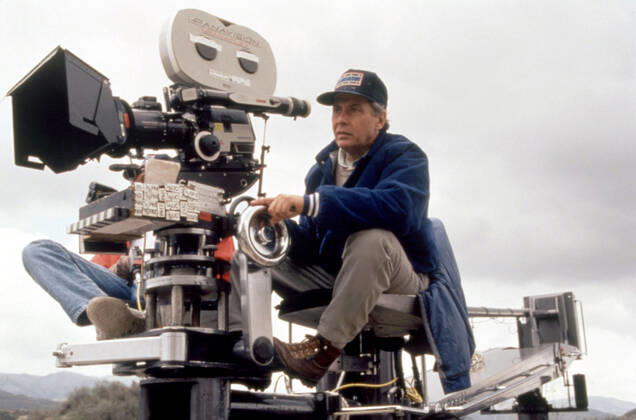 FOR THE BOYS, director Mark Rydell, on set, 1991. TM and Copyright (c)20th Century Fox Film Corp. All rights reserved courtesy Everett Collection 20thCentFox Courtesy Everett Collection !ACHTUNG AUFNAHMEDATUM GESCHÃ„TZT! PUBLICATIONXNOTxINxCANxCHNxFRAxITAxJPNxNORxPOLxRUSxESPxUKxUSA Copyright: x20thCentFox CourtesyxEverettxCollectionx MSDFOTH FE011