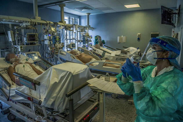 Bilder des Jahres 2020, News 03 März News Themen der Woche KW13 News Bilder des Tages Cremona. Cremona Hospital Intensive Care for the most serious patients infected with the COVID19 Coronavirus virus doctors during the administration of drugs for therapy (Carlo Cozzoli Fotogramma, Cremona - 2020-03-23) p.s. la foto e utilizzabile nel rispetto del contesto in cui e stata scattata, e senza intento diffamatorio del decoro delle persone rappresentate  Copyright: xCarloxCozzolix xFOTOGRAMMAx