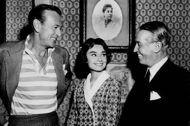 GARY COOPER, AUDREY HEPBURN and MAURICE CHEVALIER enjoy a laugh during production of LOVE IN THE AFTERNOON, 1957 Courtesy Everett Collection !ACHTUNG AUFNAHMEDATUM GESCHÃ„TZT! PUBLICATIONXNOTxINxCANxCHNxFRAxITAxJPNxNORxPOLxRUSxESPxUKxUSA Copyright: xCourtesyxEverettxCollectionx PBDGACO EC101