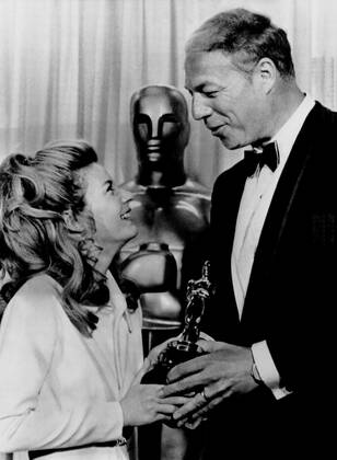 OSCARS. Bester Nebendarsteller. PreistrÃ¤ger 1961-1970 George Kennedy receives his Best Supporting Actor Academy Award from Patty Duke, for COOL HAND LUKE, April 10, 1968 Courtesy Everett Collection !ACHTUNG AUFNAHMEDATUM GESCHÃ„TZT! PUBLICATIONXNOTxINxCANxCHNxFRAxITAxJPNxNORxPOLxRUSxESPxUKxUSA Copyright: xCourtesyxEverettxCollectionx PBDGEKE EC056