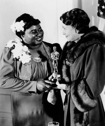 OSCARS. Beste Nebendarstellerin. PreistrÃ¤gerinnen 1937-1940 Hattie McDaniel, left, accepting her Best Supporting Actress Oscar (for GONE WITH THE WIND) from Fay Bainter, February 29, 1940 Courtesy Everett Collection !ACHTUNG AUFNAHMEDATUM GESCHÃ„TZT! PUBLICATIONXNOTxINxCANxCHNxFRAxITAxJPNxNORxPOLxRUSxESPxUKxUSA Copyright: xCourtesyxEverettxCollectionx PBDHAMC EC006