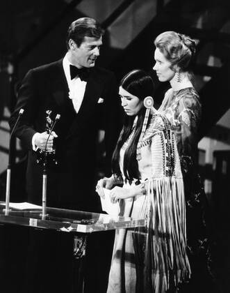 From left, Roger Moore, Sacheen Littlefeather, (aka Maria Cruz), Liv Ullmann, as Littlefeather turns down Marlon Brando s THE GODFATHER Oscar, March 27, 1973 Courtesy Everett Collection !ACHTUNG AUFNAHMEDATUM GESCHÃ„TZT! PUBLICATIONXNOTxINxCANxCHNxFRAxITAxJPNxNORxPOLxRUSxESPxUKxUSA Copyright: xCourtesyxEverettxCollectionx PBDSALI EC003