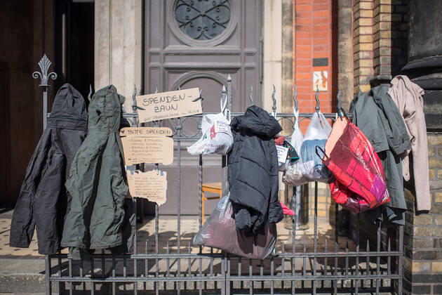 Bilder des Jahres 2020, News 03 März News Themen der Woche KW13 News Bilder des Tages Bekleidung am Spendenzaun an der Zionskirche in Berlin-Mitte (Foto vom 24.03.2020). In ganz Deutschland entstehen derzeit sogenannte Spenden- oder Gabenzaeune fuer Obdachlose. Die Menschen werden dazu aufgerufen, in Plastiktueten verpackte Lebensmittel, Hygieneartikel oder Kleiderspenden an die Zaeune zu haengen, damit sich auf der Strasse lebende oder arme Menschen dort versorgen koennen. Wegen der Corona-Pandemie haben viele soziale Einrichtungen wie Tafeln, Nachtcafes und Suppenkuechen aus Infektionsschutzgruenden mittlerweile geschlossen. (Siehe epd-Meldung vom 24.03.2020) Gabenzaeune fuer Obdachlose in ganz Deutschland