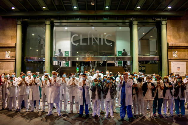 Bilder des Jahres 2020, News 03 März News Themen der Woche KW13 News Bilder des Tages March 24, 2020, Barcelona, Catalonia, Spain: Health workers from the Hospital Clinic de Barcelona take to the streets to applaud the people who cheer them up from the balconies every day at 8pm. SpainÃ¢â‚¬â ¢s coronavirus victims rise by 514 in a day, with 2,700 dead and nearly 40,000 infections Barcelona Spain - ZUMAb137 20200324_zap_b137_001 Copyright: xJordixBoixareux
