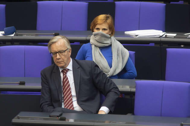 Bilder des Jahres 2020, News 03 März News Themen der Woche KW13 News Bilder des Tages Deutschland, Berlin, Bundestag, 154. Sitzung zur Corona-Krise, Dietmar Bartsch und Katja Kipping LINKE, 25.03.2020