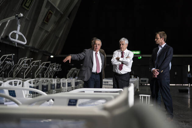 Bilder des Jahres 2020, News 03 März News Themen der Woche KW13 (200325) -- SANTIAGO, March 25, 2020 -- Chilean President Sebastian Pinera (C) and Health Minister Jaime Manalich (L) view beds at Espacio Riesco Convention Center in Santiago, capital of Chile on March 24, 2020. The center will be converted into a temporary hospital for patients infected with COVID-19. Chile has had 922 confirmed cases of COVID-19 with two deaths, the Health Ministry reported Tuesday. CHILE-SANTIAGO-COVID-19-TEMPORARY HOSPITAL YinxNan 