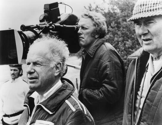 Peter Brook (left), Cinematographer Gilbert Taylor (far right), on location filming Meetings With Remarkable Men , 1979 Courtesy Everett Collection !ACHTUNG AUFNAHMEDATUM GESCHÃ„TZT! PUBLICATIONXNOTxINxCANxCHNxFRAxITAxJPNxNORxPOLxRUSxESPxUKxUSA Copyright: xCourtesyxEverettxCollectionx PBDPEBR EC002