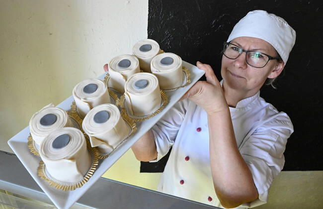 Baker Ella Sjögren at Fantasitartor Fantasy Cakes in Landskrona, Sweden, creates incredibles cake that looks exactly like a roll of toilet paper LANDSKRONA Sweden x50090x,  Copyright: xJohanxNilsson TTx TOILET ROLL CAKES