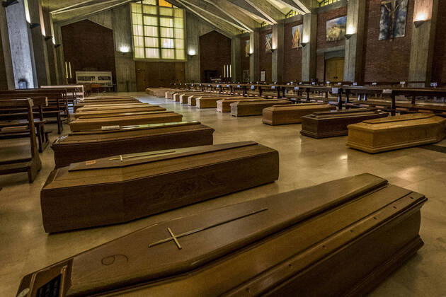 Bilder des Jahres 2020, News 03 März News Themen der Woche KW13 News Bilder des Tages Seriate. The church of Seriate welcomes the coffin of the victims of COVID19 coronavirus coffins awaiting transport (Carlo Cozzoli Fotogramma, Seriate - 2020-03-27) p.s. la foto e utilizzabile nel rispetto del contesto in cui e stata scattata, e senza intento diffamatorio del decoro delle persone rappresentate  Copyright: xCarloxCozzolix xFOTOGRAMMAx