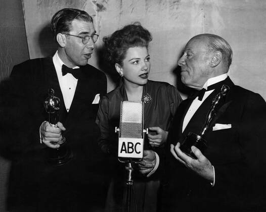 OSCARS. Bester Nebendarsteller. PreistrÃ¤ger 1941-1950 MIRACLE ON 34th STREET, Anne Baxter at Academy Awards with Geirge Seaton (Best Screenplay), Edmund Gwenn (Best Supporting Actor), 1947, TM and Copyright (c) 20th Century-Fox Film Corp. All Rights Reserved 20thCentFox Courtesy Everett Collection !ACHTUNG AUFNAHMEDATUM GESCHÃ„TZT! PUBLICATIONXNOTxINxCANxCHNxFRAxITAxJPNxNORxPOLxRUSxESPxUKxUSA Copyright: x20thCentFox CourtesyxEverettxCollectionx MBDMION FE020