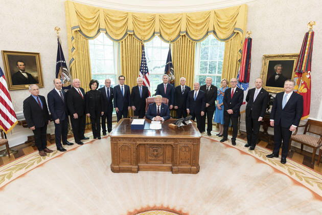 Bilder des Jahres 2020, News 03 März News Themen der Woche KW13 News Bilder des Tages March 27, 2020, Washington, The District of Columbia, United States Of America: President Donald J. Trump, joined by Vice President Mike Pence, White House Coronavirus Task Force members, Cabinet members, Republican Senate leadership, and White House senior staff members, poses for a photo before signing the Ã’Coronavirus Aid, Relief, and Economic Security (CARES) Act,O a $2.2 trillion emergency assistance bill in response to the coronavirus pandemic Friday, March 27, 2020, in the Oval Office of the White House...People: President Donald J. Trump. Washington United States Of America - ZUMAs214 20200327_zaa_s214_006 Copyright: xSMGx