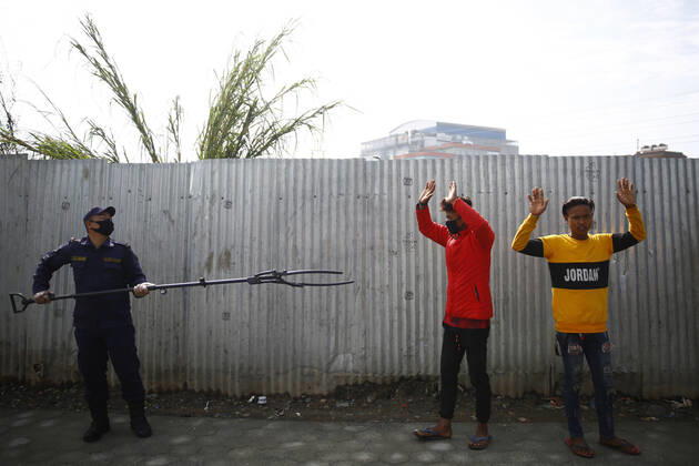 Bilder des Jahres 2020, News 03 März News Themen der Woche KW13 March 28, 2020, Kathmandu, Nepal: A policeman arresting lockdown violators using a multifunctional device that lets him maintain social distance on the fifth day of government imposed nationwide lockdown amid concerns over the coronavirus pandemic in Kathmandu, Nepal on Saturday, March 28, 2020. Kathmandu Nepal - ZUMAg200 20200328_zap_g200_003 Copyright: xSkandaxGautamx
