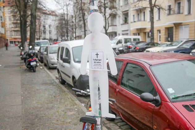 mahnmal für einen toten fußgänger im neuköllner reuterkiez in der lenaustraße mahnmal für einen toten fußgänger im neuköllner reuterkiez in der lenaustraße