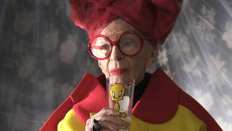 IMAGO ICONS: Iris Apfel IRIS, Iris Apfel, 2014. Magnolia Pictures courtesy Everett Collection Magnolia Pictures Courtesy Everett Collection !ACHTUNG AUFNAHMEDATUM GESCHÃ„TZT! PUBLICATIONXNOTxINxCANxCHNxFRAxITAxJPNxNORxPOLxRUSxESPxUKxUSA Copyright: xMagnoliaxPictures CourtesyxEverettxCollectionx MCDIRIS EC021