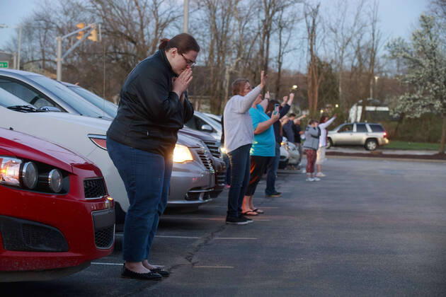 Bilder des Jahres 2020, News 03 März News Themen der Woche KW13 News Bilder des Tages March 29, 2020, Bloomington, Indiana, United States: A group of community members from the Lighthouse Fellowship Church gather on a Sunday night outside the Bloomington Hospital to pray for doctors, nursing staff, and other workers, who are caring for patients, including some of the 22 people in Monroe County confirmed to have been sickened by COVID-19 Coronavirus..A similar prayer took place yesterday in the state of Georgia. Bloomington United States - ZUMAs197 20200329_zaa_s197_163 Copyright: xJeremyxHoganx