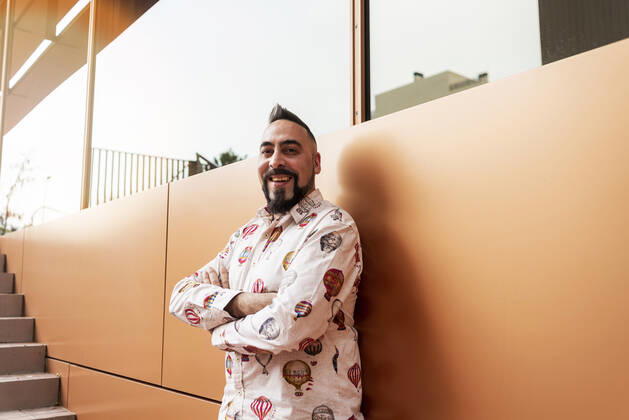 Bearded man leaning on wall with arms crossed against office building Barcelona, CT, Spain ,model released, Symbolfoto CR_RAFE200326-250503-01