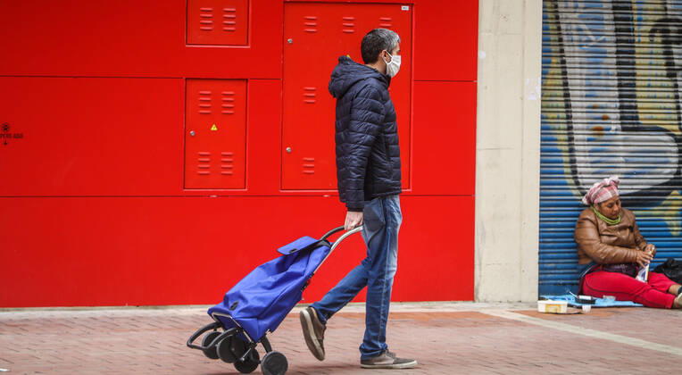 April 1, 2020: April 1, 2020 (Malaga) Homeless and homeless people are increasingly seen on the streets of Malaga on the occasion of the Coronavirus - ZUMAc161 20200401_zap_c161_014 Copyright: xLorenzoxCarnerox