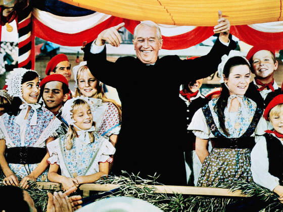 MONKEYS, GO HOME!, Maurice Chevalier (in black), 1967 Courtesy Everett Collection !ACHTUNG AUFNAHMEDATUM GESCHÃ„TZT! PUBLICATIONXNOTxINxCANxCHNxFRAxITAxJPNxNORxPOLxRUSxESPxUKxUSA Copyright: xCourtesyxEverettxCollectionx MMDMOGO EC003