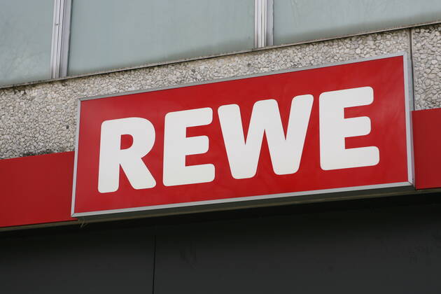 Logo der Supermarkt Kette Rewe an einer Filiale 02.04.2020