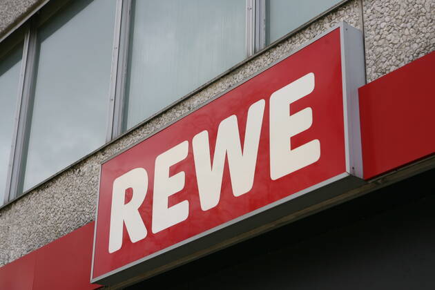 Logo der Supermarkt Kette Rewe an einer Filiale 02.04.2020