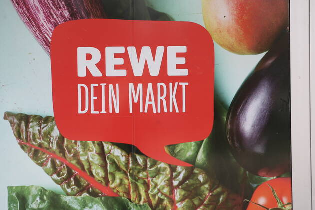 Logo der Supermarkt Kette Rewe an einer Filiale 02.04.2020