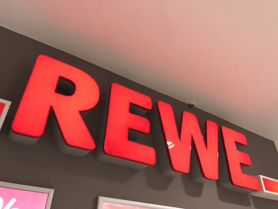 Logo der Supermarkt Kette Rewe an einer Filiale 02.04.2020