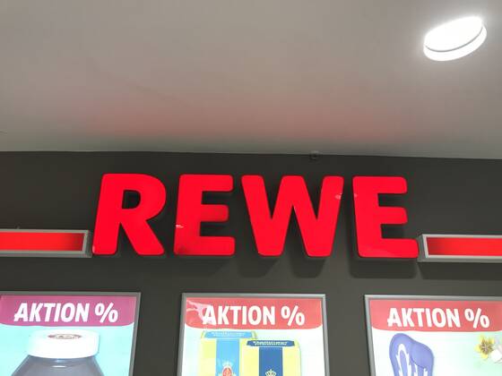 Logo der Supermarkt Kette Rewe an einer Filiale 02.04.2020