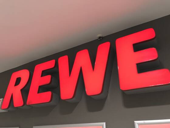 Logo der Supermarkt Kette Rewe an einer Filiale 02.04.2020