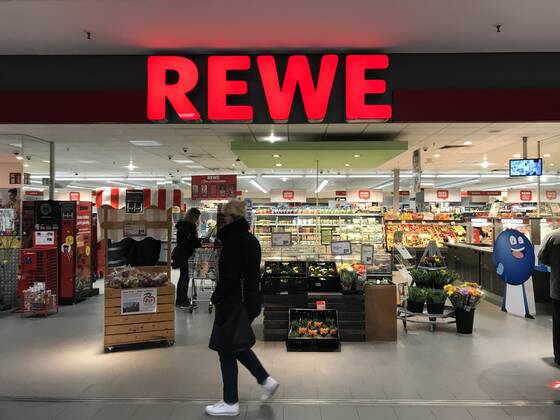 Logo der Supermarkt Kette Rewe an einer Filiale 02.04.2020