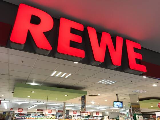 Logo der Supermarkt Kette Rewe an einer Filiale 02.04.2020