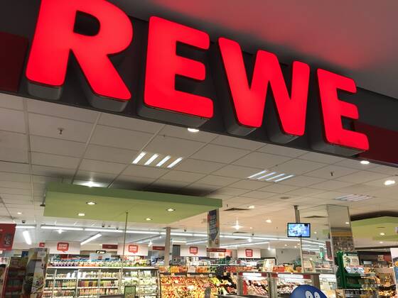 Logo der Supermarkt Kette Rewe an einer Filiale 02.04.2020