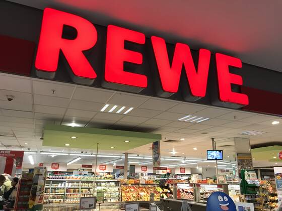 Logo der Supermarkt Kette Rewe an einer Filiale 02.04.2020