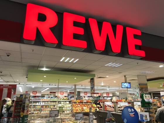 Logo der Supermarkt Kette Rewe an einer Filiale 02.04.2020
